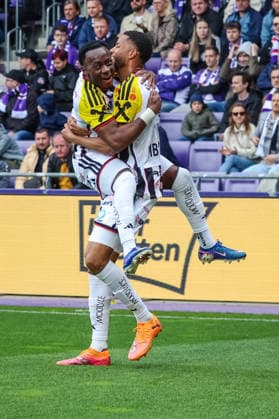 SOCCER - BL, A.Wien vs LASK VIENNA,AUSTRIA,17.MAY.26 - SOCCER - ADMIRAL Bundesliga, championship group, FK Austria Wien vs Linzer ASK. Image shows the rejoicing of George Bello (LASK) and Xavier Mbuyamba (LASK).  GEPAxpictures xManuelxBinder