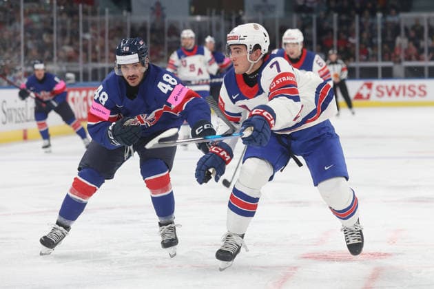17.05.2026 Swiss Life Arena Zuerich , SCHWEIZ, Eishockey Herren IIHF World Championship, WM, Weltmeisterschaft Zurich 2026 Gruppe A USA - GBR Johnny Curran (GBR) gegen Ryan Ufko (USA)