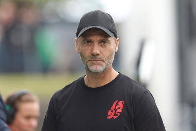 Trainer Alexander Ende (Fortuna Düsseldorf) schaut waehrend des Spiels der 2. Bundesliga zwischen SpVgg Greuther Fürth und Fortuna Düsseldorf, Sportpark Ronhof Thomas Sommer am 17. May 2026 in Fürth, Deutschland. (Foto von Oliver Kaelke DeFodi Images) +++ Trainer Alexander Ende (Fortuna Düsseldorf) looks on during the 2. Bundesliga match between SpVgg Greuther Fürth and Fortuna Düsseldorf at Sportpark Ronhof Thomas Sommer on May 17, 2026 in Fürth, Germany. (Photo by Oliver Kaelke DeFodi Images) (Photo by Oliver Kaelke DeFodi Images) -