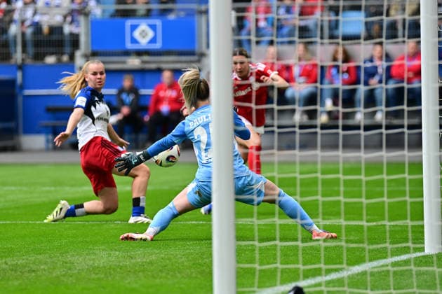 Fußball I Frauen I Saison 2025-2026 I Bundesliga I 26. Spieltag I Hamburger SV - FC Bayern München I 17.05.2026 Lea Paulick (25, Hamburger SV) kann den Torschuss parieren. Hamburg Volksparkstadion Hamburg Deutschland Copyright: xLobeca WolfxGebhardtx