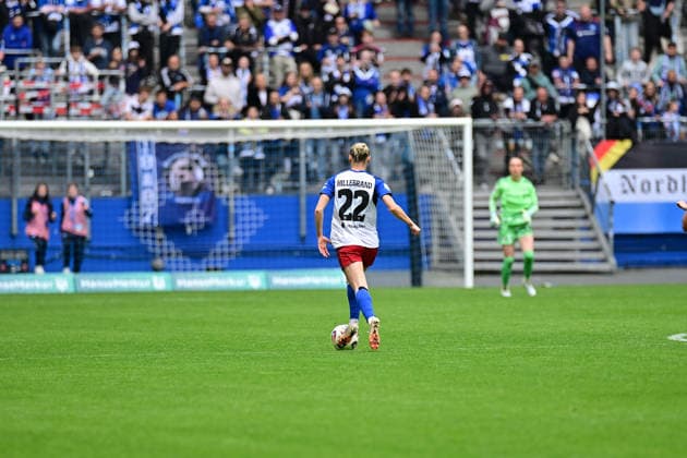Fußball I Frauen I Saison 2025-2026 I Bundesliga I 26. Spieltag I Hamburger SV - FC Bayern München I 17.05.2026 Sophie Hillebrand (22, Hamburger SV) geht alleine auf das Bayern Tor zu, kann aber kein Tor erzielen. Hamburg Volksparkstadion Hamburg Deutschland Copyright: xLobeca WolfxGebhardtx