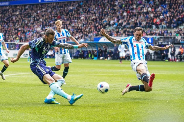 2026-05-17 SC Heerenveen v AFC Ajax - Dutch Vriendenloterij Eredivisie HEERENVEEN, NETHERLANDS - MAY 17: Wout Weghorst of Ajax, Sam Kersten of SC Heerenveen during the Dutch Vriendenloterij Eredivisie match between SC Heerenveen and AFC Ajax at Abe Lenstra Stadion on May 17, 2026 in Heerenveen, Netherlands. Heerenveen Abe Lenstra Stadion Netherlands Content not available for redistribution in The Netherlands directly or indirectly through any third parties. Copyright: xAndrexWeeningx