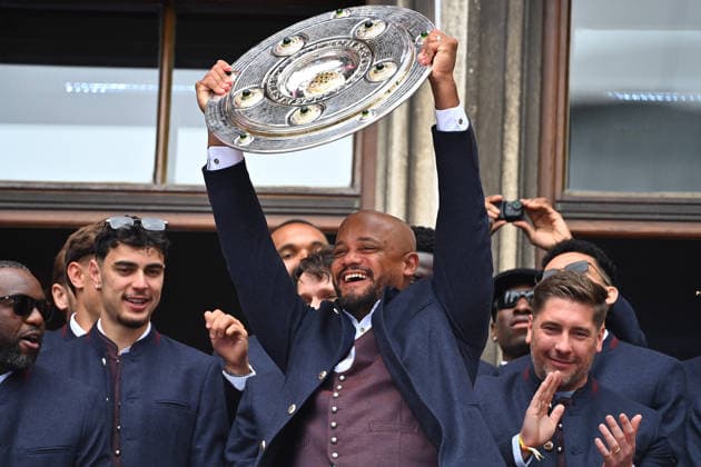 Trainer Vincent KOMPANY (Bayern Muenchen) mit Meisterschale,Schale,Pokal,Cup,Trophaee, Meisterfeier FC Bayern Muenchen auf dem Rathausbalkon auf dem Marienplatz in Muenchen am 17.05.2026. Fussball 1. Bundesliga Saison 2025 2026, 34.Spieltag,