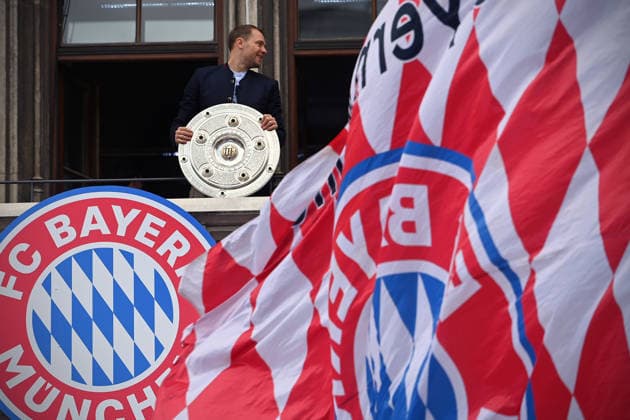Manuel NEUER (Torwart Bayern Muenchen) mit Meisterschale,Schale,Pokal,Cup,Trophaee, Meisterfeier FC Bayern Muenchen auf dem Rathausbalkon auf dem Marienplatz in Muenchen am 17.05.2026. Fussball 1. Bundesliga Saison 2025 2026, 34.Spieltag,
