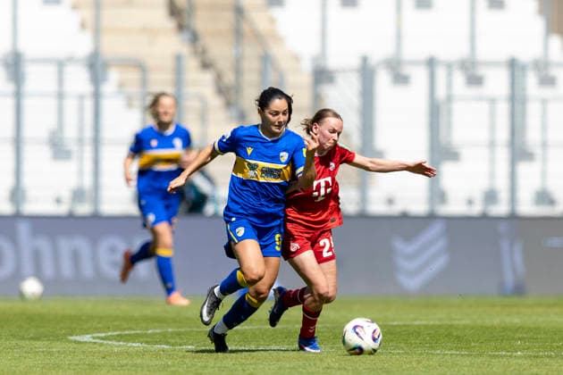 Google Pixel Frauen-Bundesliga: FC Carl Zeiss Jena vs. 1. FC Köln; Jena; 17.05.2026 Olivia Johansson Alcaide ( 9; FC Carl Zeiss Jena) gegen Laura Donhauser ( 25; 1. FC Köln) Google Pixel Frauen-Bundesliga: FC Carl Zeiss Jena vs. 1. FC Köln; ad hoc arena im Ernst-Abbe-Sportfeld; 17.05.2026 DFB REGULATIONS PROHIBIT ANY USE OF PHOTOGRAPHS AS IMAGE SEQUENCES AND OR QUASI-VIDEO. Copyright: xBEAUTIFULxSPORTS Duehringx
