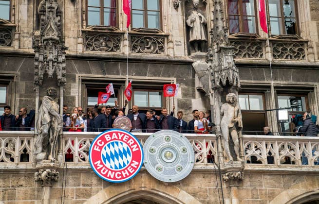 17.05.2026, Fussball Bundesliga 2025 2026, Meisterfeier des FC Bayern München auf dem Rathausbalkon in München. Mannschaft auf dem Balkon Trainer Vincent Kompany (FC Bayern München)