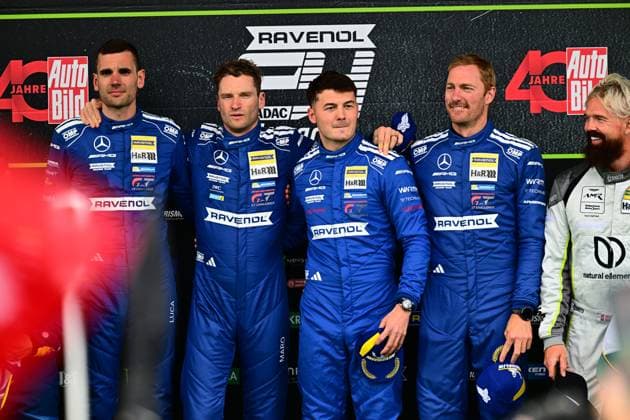 Das Mercedes-AMG Team RAVENOL präsentiert seine Fahrercrew für das 24-Stunden-Rennen auf dem Nürburgring. Die Fahrer Luca Stolz, Maro Engel, Maxime Martin und Fabian Schiller stehen in ihren blauen RAVENOL-Rennoveralls mit Mercedes- und RAVENOL-Sponsoring vor der Kulisse des Event-Backdrops im Fahrerlager. Mercedes-AMG Team RAVENOL Fahrer beim 24h Nürburgring 2026 Copyright: xMichaelxGelhardtx