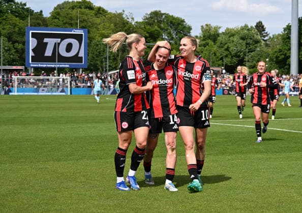 17.05.2026, xsltx, Fussball Google Pixel Frauen-Bundesliga, Eintracht Frankfurt - 1.FC Union Berlin v.l. GÃ raldine Reuteler (Eintracht Frankfurt) trifft zum 4:2 für Frankfurt und jubelt in ihrem letzten Spiel für die SGE, li. Nadine Riesen (Eintracht Frankfurt) und re. Laura Freigang (Eintracht Frankfurt) (DFL DFB REGULATIONS PROHIBIT ANY USE OF PHOTOGRAPHS as IMAGE SEQUENCES and or QUASI-VIDEO)