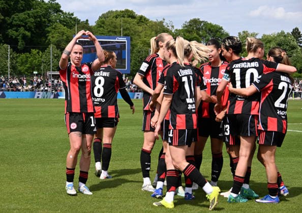 17.05.2026, xsltx, Fussball Google Pixel Frauen-Bundesliga, Eintracht Frankfurt - 1.FC Union Berlin v.l. GÃ raldine Reuteler (Eintracht Frankfurt) trifft zum 4:2 für Frankfurt und jubelt in ihrem letzten Spiel für die SGE mit dem Team, Herzgruß zum Abschied inklusive (DFL DFB REGULATIONS PROHIBIT ANY USE OF PHOTOGRAPHS as IMAGE SEQUENCES and or QUASI-VIDEO)