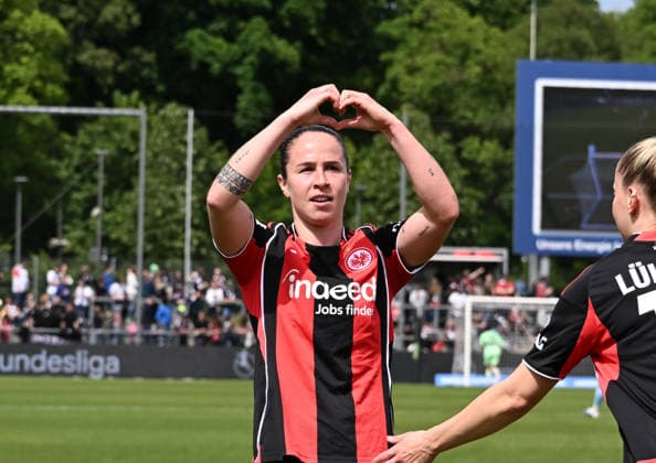 17.05.2026, xsltx, Fussball Google Pixel Frauen-Bundesliga, Eintracht Frankfurt - 1.FC Union Berlin v.l. GÃ raldine Reuteler (Eintracht Frankfurt) trifft zum 4:2 für Frankfurt und jubelt in ihrem letzten Spiel für die SGE, Herzgruß zum Abschied inklusive (DFL DFB REGULATIONS PROHIBIT ANY USE OF PHOTOGRAPHS as IMAGE SEQUENCES and or QUASI-VIDEO)