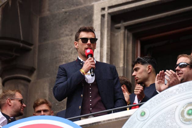 Fussball, Herren, Bundesliga, Saison 2025 2026, FC Bayern München, Meisterfeier, Rathausbalkon, Marienplatz Leon Goretzka (FC Bayern München) spricht zu den Fans