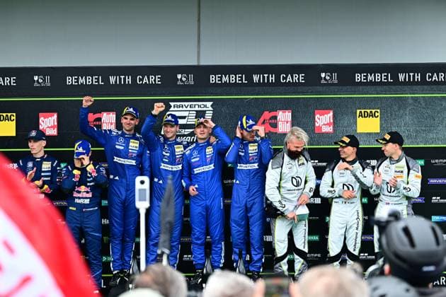 Siegerehrung auf dem Podium der 24h Nürburgring mit den Fahrern von Mercedes-AMG Team RAVENOL ( 80) in blauen Rennoveralls und dem Team von Walkenhorst Motorsport ( 34) in weißen Overalls. Die Sieger feiern ihren Erfolg beim Langstreckenrennen mit Champagner und Pokalen. Mercedes-AMG Team RAVENOL und Walkenhorst Motorsport auf dem Podium Copyright: xMichaelxGelhardtx