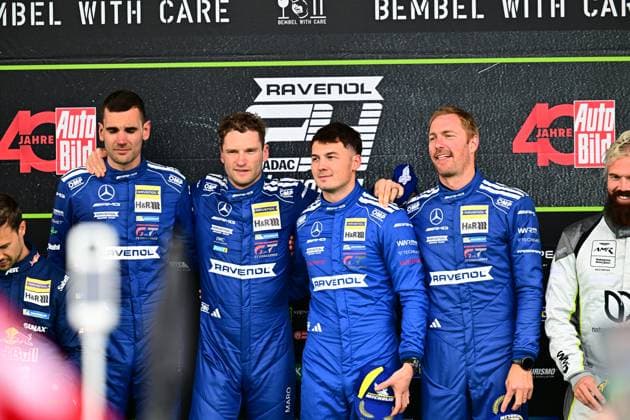 Die Mercedes-AMG Team RAVENOL mit der Startnummer 80 steht auf dem Podium des 24h Nürburgring 2026. Das Team mit Fabian Schiller, Luca Stolz, Maro Engel und Maxime Martin präsentiert sich nach erfolgreichem Renneinsatz in der Siegerehrung. Mercedes-AMG Team RAVENOL 80 feiert Podiumserfolg beim 24h Nürburgring 2026 Copyright: xMichaelxGelhardtx