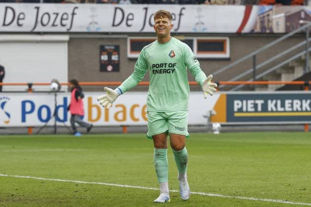 VOLENDAM , 17-05-2026 , Kras Stadium , season 2025 2026 , Dutch Eredivisie football , match between FC Volendam and Telstar , picture shows Telstar goalkeeper Ronald Koeman jr. acknowledges the fans Volendam - Telstar  x203758769x Copyright: