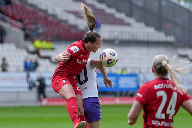 Lisa Karl (SC Freiburg, 02) Kopfball , Deutschland, Fussball, GooglePixel Frauen-Bundesliga, 26.Spieltag, 2025 2026, SGS Essen vs. SC Freiburg, 17.05.2026, Stadion an der Hafenstraße, Essen Essen Stadion an der Hafenstraße Nordrhein-Westfalen Deutschland Copyright: xArnexAmbergx