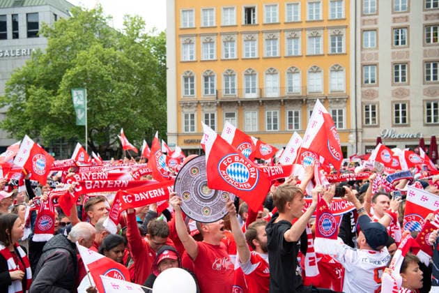 17.05.2026, Fussball Bundesliga 2025 2026, Meisterfeier des FC Bayern München auf dem Rathausbalkon in München. Bayernfans am Marienplatz