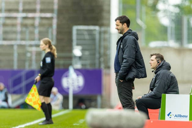 Trainer Edmond Kapllani Club Freiburg) schaut waehrend des Spiels der Frauen Fussball Bundesliga zwischen SGS Essen und Sport-Club Freiburg, Stadion an der Hafenstrasse am 17. May 2026 in Essen, Deutschland. (Foto von Mario Hommes DeFodi Images) +++ Trainer Edmond Kapllani (Sport-Club Freiburg) looks on during the Women s Soccer Bundesliga match between SGS Essen and Sport-Club Freiburg at Stadion an der Hafenstrasse on May 17, 2026 in Essen, Germany. (Photo by Mario Hommes DeFodi Images) DFL regulations prohibit any use of photographs as image sequences and or quasi-video. -