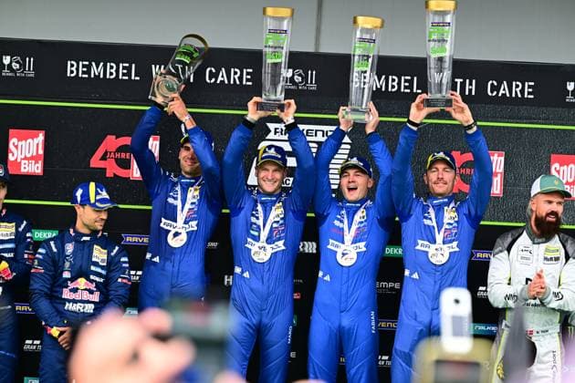 Das Mercedes-AMG Team RAVENOL mit Startnummer 80 präsentiert sich auf dem Podium der 24h Nürburgring mit Pokalen und Medaillen. Die Fahrer in blauen Overalls halten ihre Trophäen in die Höhe und feiern einen erfolgreichen Langstreckeneinsatz auf der legendären Nordschleife. Mercedes-AMG Team RAVENOL 80 feiert Podiumserfolg auf dem Nürburgring Copyright: xMichaelxGelhardtx