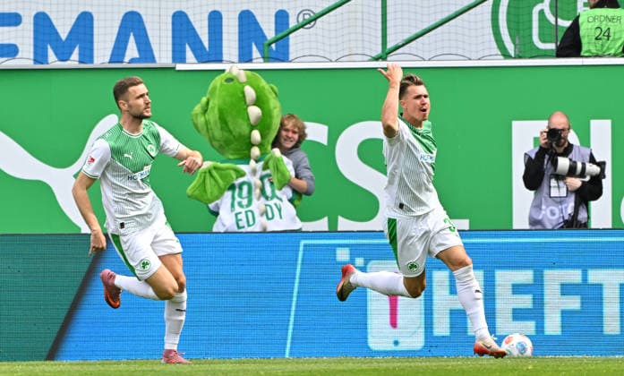 17.05.2026 - Fussball - Saison 2025 2026 - 2. Fussball - Bundesliga - 34. Spieltag: SpVgg Greuther Fürth ( Kleeblatt ) - Fortuna Düsseldorf - Sportfoto Zink MeZi - xmexzix - DFL regulations prohibit any use of photographs as image sequences and or quasi-video - only for editorial use - Torjubel Jubel Freude nach Treffer Tor Torschuß zum 1:0 durch Felix Klaus (30, SpVgg Greuther Fürth )