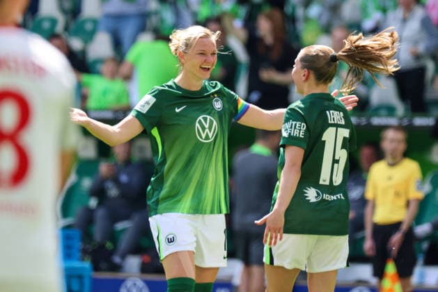 Wolfsburg, Deutschland: 17. Mai 2026 - 1. Frauen Bundesliga - 26. Spieltag - VfL Wolfsburg vs. 1. FC Nürnberg Im Bild: v.li. Torschützin Alexandra Popp (VfL), die heute ihr letztes Spiel nach 14 Jahren spielt, macht ihr letztes Tor zum 2:0 für Wolfsburg und jubelt mit Janou Levels (VfL) Copyright: HMBxMedia MadeleinexFantini