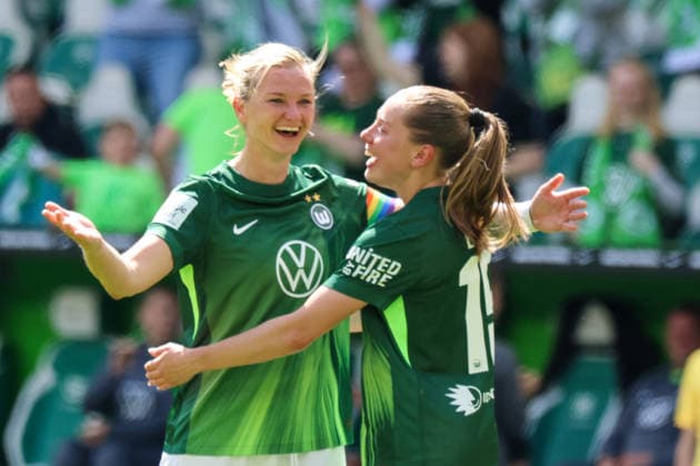Wolfsburg, Deutschland: 17. Mai 2026 - 1. Frauen Bundesliga - 26. Spieltag - VfL Wolfsburg vs. 1. FC Nürnberg Im Bild: v.li. Torschützin Alexandra Popp (VfL), die heute ihr letztes Spiel nach 14 Jahren spielt, macht ihr letztes Tor zum 2:0 für Wolfsburg und jubelt mit Janou Levels (VfL) Copyright: HMBxMedia MadeleinexFantini