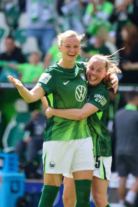 Wolfsburg, Deutschland: 17. Mai 2026 - 1. Frauen Bundesliga - 26. Spieltag - VfL Wolfsburg vs. 1. FC Nürnberg Im Bild: v.li. Torschützin Alexandra Popp (VfL), die heute ihr letztes Spiel nach 14 Jahren spielt, macht ihr letztes Tor zum 2:0 für Wolfsburg und jubelt mit Janou Levels (VfL) Copyright: HMBxMedia MadeleinexFantini