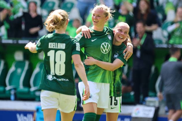 Wolfsburg, Deutschland: 17. Mai 2026 - 1. Frauen Bundesliga - 26. Spieltag - VfL Wolfsburg vs. 1. FC Nürnberg Im Bild: v.li. die ZweiteTorschützin Alexandra Popp (VfL), die heute ihr letztes Spiel nach 14 Jahren spielt, macht ihr letztes Tor zum 2:0 für Wolfsburg und jubelt mit Justine Kielland (VfL) und Janou Levels (VfL) Copyright: HMBxMedia MadeleinexFantini