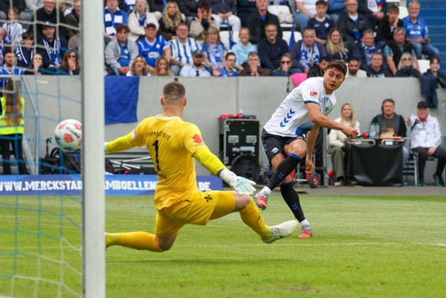 2026.05.17 xjfx 2.Bundesliga SV Darmstadt 98 - SC Paderborn v.l., Stefano Marino (SC Paderborn) schiesst das Tor zum, scores the goal to 0:1, Goalkeeper, Torwart Marcel Schuhen (SV Darmstadt 98) (DFL DFB REGULATIONS PROHIBIT ANY USE OF PHOTOGRAPHS as IMAGE SEQUENCES and or QUASI-VIDEO)