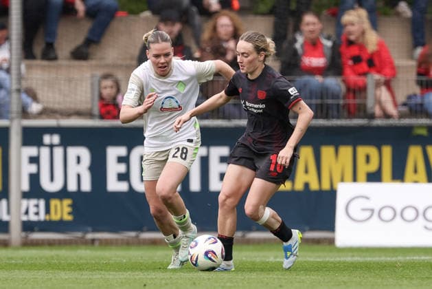 v.li.: Juliane Wirtz (SV Werder Bremen, 28) und Sofie Zdebel (Bayer 04 Leverkusen, 16) im Zweikampf, Duell, Dynamik, Aktion, Action, Spielszene, DIE DFB-RICHTLINIEN UNTERSAGEN JEGLICHE NUTZUNG VON FOTOS ALS SEQUENZBILDER UND ODER VIDEOÄHNLICHE FOTOSTRECKEN. DFB REGULATIONS PROHIBIT ANY USE OF PHOTOGRAPHS AS IMAGE SEQUENCES AND OR QUASI-VIDEO., 17.05.2026, Leverkusen (Deutschland), Fussball, Google Pixel Frauen-Bundesliga, Bayer 04 Leverkusen - SV Werder Bremen