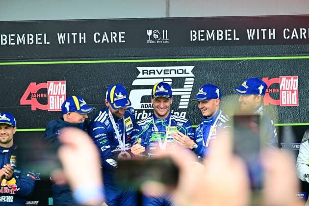 Die Mercedes-AMG GT3 von Mercedes-AMG Team RAVENOL mit der Startnummer 80 feiert auf dem Podium des 24h Nürburgring. Das Team mit Maro Engel und Fabian Schiller präsentiert stolz die Siegertrophäe mit Champagner-Celebration. Mercedes-AMG Team RAVENOL Siegerehrung auf dem Podium des 24h Nürburgring Copyright: xMichaelxGelhardtx