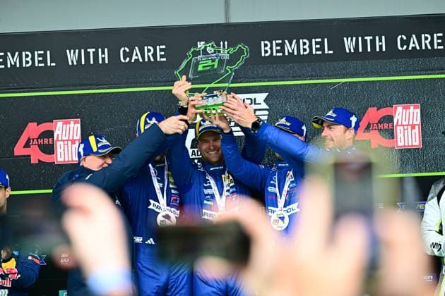 Die Fahrer der Mercedes-AMG Team RAVENOL mit Startnummer 80 heben die Nürburgring-Trophäe auf dem Podium. Das Team sichert sich einen Top-Platzierungserfolg beim 24-Stunden-Rennen auf der Nordschleife. Mercedes-AMG Team RAVENOL 80 feiert Podiumserfolg beim 24h Nürburgring Copyright: xMichaelxGelhardtx