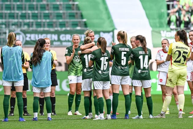 Fußball I Frauen I Saison 2025-2026 I Bundesliga I 26. Spieltag I VfL Wolfsburg - 1. FC Nürnberg I 17.05.2026 Alexandra Popp (11, VfL Wolfsburg) wird ausgewechselt und unter Beifall verabschiedet, Popp umarmt Svenja Huth (10, VfL Wolfsburg) Freisteller, Nahaufnahme, Porträt, Portrait, Einzelfoto, Einzelbild, Körper Wolfsburg Volkswagen Arena Niedersachsen Deutschland Copyright: xLobeca InesxHähnelx