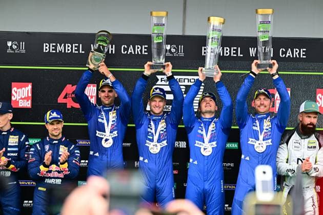 Das Mercedes-AMG Team RAVENOL mit der Startnummer 80 steht auf dem Podium und hält die Siegertrophäen in die Höhe. Die Fahrer präsentieren stolz ihre Medaillen nach dem erfolgreichen 24-Stunden-Rennen auf dem Nürburgring. Mercedes-AMG Team RAVENOL 80 feiert Sieg beim 24h Nürburgring Copyright: xMichaelxGelhardtx