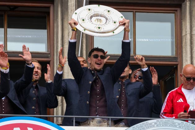 Aleksandar Pavlovic (FC Bayern Muenchen, 45) mit der Meisterschale auf dem Rathaus-Balkon, GER, Empfang des FC Bayern Muenchen im Rathaus und Meisterfeier am Marienplatz, 17.05.2026, GER, Empfang des FC Bayern Muenchen im Rathaus und Meisterfeier am Marienplatz, 17.05.2026 Muenchen Copyright: xEibner-Pressefoto JennixMaulx EP_JML
