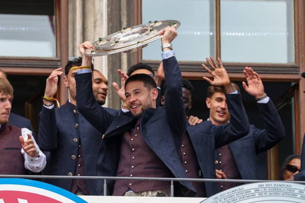 Raphael Guerreiro (FC Bayern Muenchen, 22) mit der Meisteschale auf dem Rathaus-Balkon, GER, Empfang des FC Bayern Muenchen im Rathaus und Meisterfeier am Marienplatz, 17.05.2026, GER, Empfang des FC Bayern Muenchen im Rathaus und Meisterfeier am Marienplatz, 17.05.2026 Muenchen Copyright: xEibner-Pressefoto JennixMaulx EP_JML