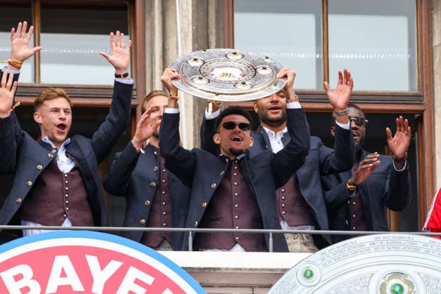 Luis Diaz (FC Bayern Muenchen, 14) mit der Meisterschale auf dem Rathaus-Balkon, GER, Empfang des FC Bayern Muenchen im Rathaus und Meisterfeier am Marienplatz, 17.05.2026, GER, Empfang des FC Bayern Muenchen im Rathaus und Meisterfeier am Marienplatz, 17.05.2026 Muenchen Copyright: xEibner-Pressefoto JennixMaulx EP_JML