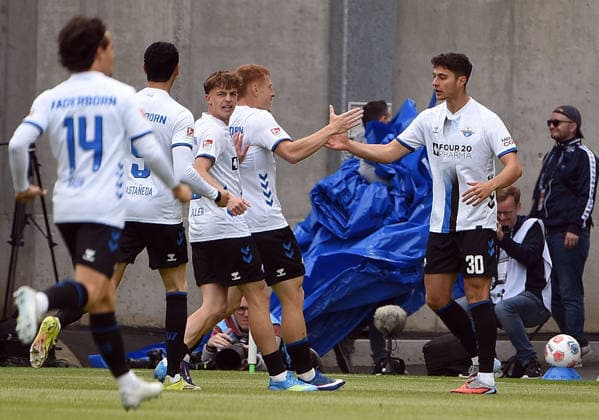 17.05.2026, xhbx, Fussball 2.Bundesliga, SV Darmstadt 98 - SC Paderborn 07 v.l. Torjubel, Goal celebration, celebrate the goal 0:1 durch Stefano Marino (SC Paderborn 07) (DFL DFB REGULATIONS PROHIBIT ANY USE OF PHOTOGRAPHS as IMAGE SEQUENCES and or QUASI-VIDEO) Darmstadt