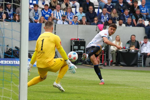 2026.05.17 xjfx 2.Bundesliga SV Darmstadt 98 - SC Paderborn v.l., Stefano Marino (SC Paderborn) schiesst das Tor zum, scores the goal to 0:1, Goalkeeper, Torwart Marcel Schuhen (SV Darmstadt 98) (DFL DFB REGULATIONS PROHIBIT ANY USE OF PHOTOGRAPHS as IMAGE SEQUENCES and or QUASI-VIDEO)