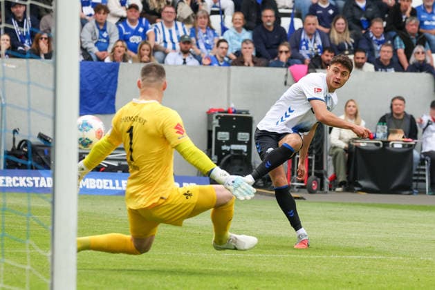 2026.05.17 xjfx 2.Bundesliga SV Darmstadt 98 - SC Paderborn v.l., Stefano Marino (SC Paderborn) schiesst das Tor zum, scores the goal to 0:1, Goalkeeper, Torwart Marcel Schuhen (SV Darmstadt 98) (DFL DFB REGULATIONS PROHIBIT ANY USE OF PHOTOGRAPHS as IMAGE SEQUENCES and or QUASI-VIDEO)