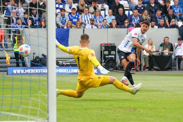 2026.05.17 xjfx 2.Bundesliga SV Darmstadt 98 - SC Paderborn v.l., Stefano Marino (SC Paderborn) schiesst das Tor zum, scores the goal to 0:1, Goalkeeper, Torwart Marcel Schuhen (SV Darmstadt 98) (DFL DFB REGULATIONS PROHIBIT ANY USE OF PHOTOGRAPHS as IMAGE SEQUENCES and or QUASI-VIDEO)
