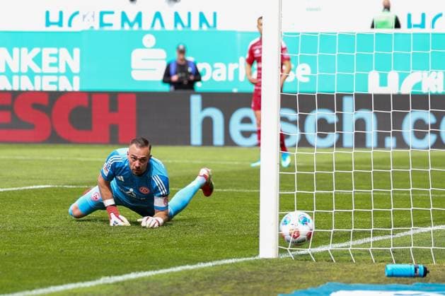 Florian Kastenmeier 33 (Fortuna Duesseldorf) hat das Nachsehen gegen den Schuss von Felix Klaus 30 (Spvgg Greuther Fuerth), nicht im Bild, 1:0 fuer das Kleeblatt, SpVgg Greuther Fuerth vs. Fortuna Duesseldorf, Fussball, Maenner, 2. Bundesliga, DFL, Saison 2025 2026, 34. Spieltag, Rueckrunde, 17.05.2026 DFB regulations prohibit any use of photographs as image sequences and or quasi-video Fuerth Bayern Deutschland