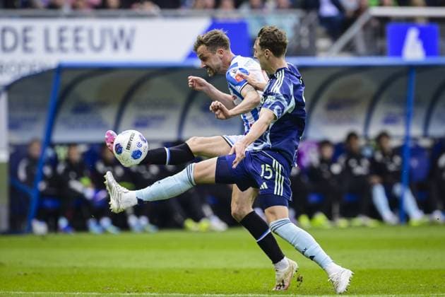 Sport Bilder des Tages HEERENVEEN - (lr) Dylan Vente of sc Heerenveen and Youri Baas of AFC Ajax during the Dutch Eredivisie match between SC Heerenveen and AFC Ajax at the Abe Lenstra Stadium on 17 May 2026 in Heerenveen, the Netherlands. OLAF KRAAK ANP Eredivisie 2025-2026 xVIxANPxSportx xxANPxIVx 558545638 originalFilename: 558545638.jpg