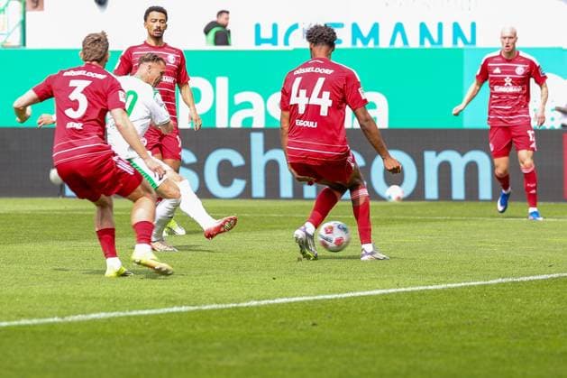 Felix Klaus 30 (Spvgg Greuther Fuerth) zieht ab und erzielt das 1:0 in der 3. Minute, SpVgg Greuther Fuerth vs. Fortuna Duesseldorf, Fussball, Maenner, 2. Bundesliga, DFL, Saison 2025 2026, 34. Spieltag, Rueckrunde, 17.05.2026 DFB regulations prohibit any use of photographs as image sequences and or quasi-video Fuerth Bayern Deutschland