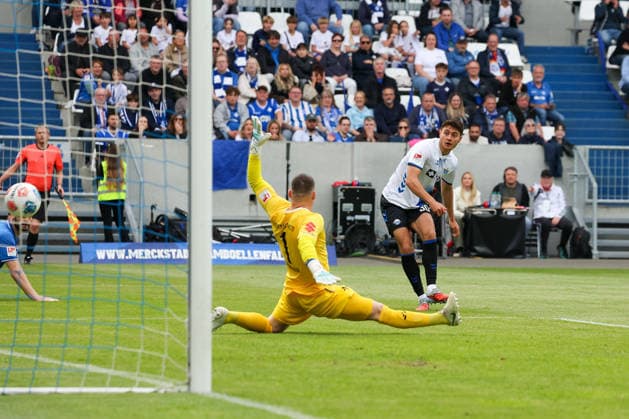 2026.05.17 xjfx 2.Bundesliga SV Darmstadt 98 - SC Paderborn v.l., Stefano Marino (SC Paderborn) schiesst das Tor zum, scores the goal to 0:1, Goalkeeper, Torwart Marcel Schuhen (SV Darmstadt 98) (DFL DFB REGULATIONS PROHIBIT ANY USE OF PHOTOGRAPHS as IMAGE SEQUENCES and or QUASI-VIDEO)