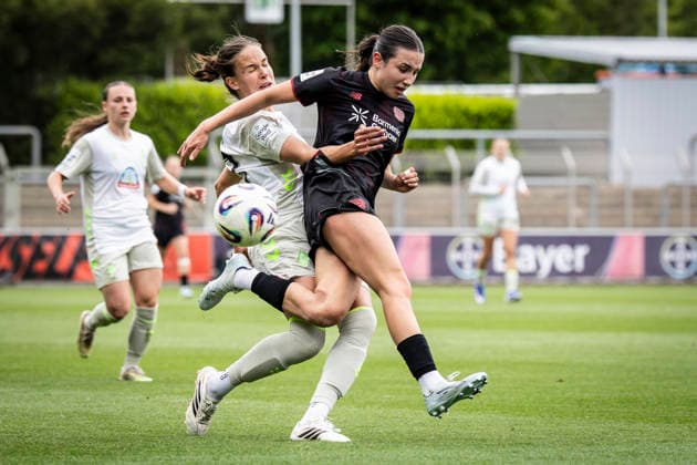 fLEVERKUSEN, 17.05.2026 - Hanna Nemeth (Werder Bremen, 23) und Loreen Bender (Bayer 04 Leverkusen, 19) im Zweikamp während der Begegnung Bayer 04 Leverkusen - Werder Bremen an Spieltag 26 der Google Pixel Frauen-Bundesliga am 17.05.2026 im Ulrich-Haberland-Stadion in Leverkusen (Nordrhein-Westfalen). DFL REGULATIONS PROHIBIT ANY USE OF PHOTOGRAPHS AS IMAGE SEQUENCES AND OR QUASI-VIDEO. Nordrhein-Westfalen Deutschland Copyright: xAxelxKohringx