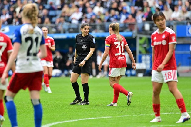 Fußball I Frauen I Saison 2025-2026 I Bundesliga I 26. Spieltag I Hamburger SV - FC Bayern München I 17.05.2026 Dr. Riem Hussein (Schiedsrichterin) im Gespräch mit Georgia Stanway (31, FC Bayern München) Hamburg Volksparkstadion Hamburg Deutschland Copyright: xLobeca WolfxGebhardtx