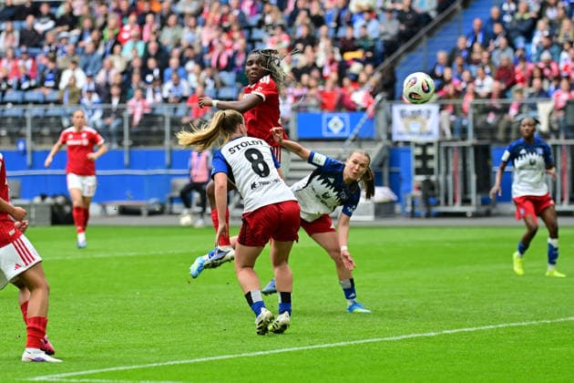 Fußball I Frauen I Saison 2025-2026 I Bundesliga I 26. Spieltag I Hamburger SV - FC Bayern München I 17.05.2026 Kopfball auf das Tor von Edna Imade (29, FC Bayern München) Hamburg Volksparkstadion Hamburg Deutschland Copyright: xLobeca WolfxGebhardtx