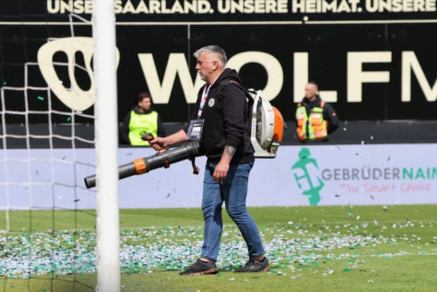 17.05.2026, Fussball, Herren, 2. Bundesliga, Saison 2025 2026, SV 07 Elversberg SC Preußen Münster, Das Konfetti des SC Preußen Münster wird entfernt Elversberg Ursapharm-Arena an der Kaiserlinde Saarland Deutschland (DEU) Copyright: xSebastianxBachx