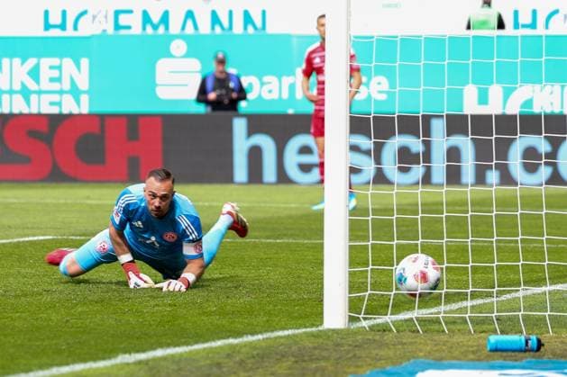 Florian Kastenmeier 33 (Fortuna Duesseldorf) hat das Nachsehen gegen den Schuss von Felix Klaus 30 (Spvgg Greuther Fuerth), nicht im Bild, 1:0 fuer das Kleeblatt, SpVgg Greuther Fuerth vs. Fortuna Duesseldorf, Fussball, Maenner, 2. Bundesliga, DFL, Saison 2025 2026, 34. Spieltag, Rueckrunde, 17.05.2026 DFB regulations prohibit any use of photographs as image sequences and or quasi-video Fuerth Bayern Deutschland