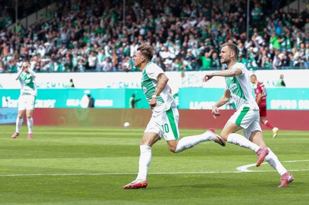 Felix Klaus 30 (Spvgg Greuther Fuerth), links, jubelt mit Dennis Srbeny 7 (Spvgg Greuther Fuerth) ueber sein Tor zum 1:0, SpVgg Greuther Fuerth vs. Fortuna Duesseldorf, Fussball, Maenner, 2. Bundesliga, DFL, Saison 2025 2026, 34. Spieltag, Rueckrunde, 17.05.2026 DFB regulations prohibit any use of photographs as image sequences and or quasi-video Fuerth Bayern Deutschland